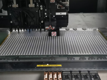 用于線(xiàn)路板上電子元器件貼片的SMT貼片機(jī)